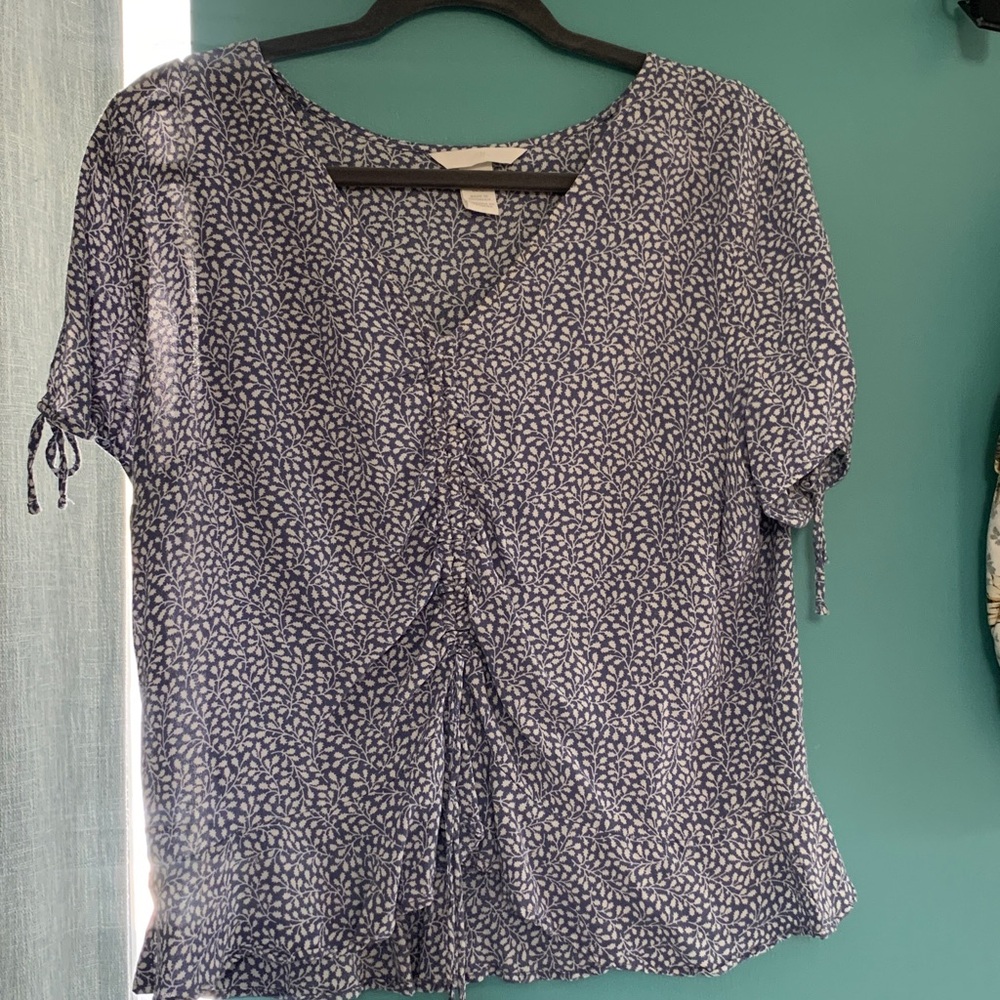 Blue and White rayon drape Floral Blouse, small flutter pleat bottom hem trim